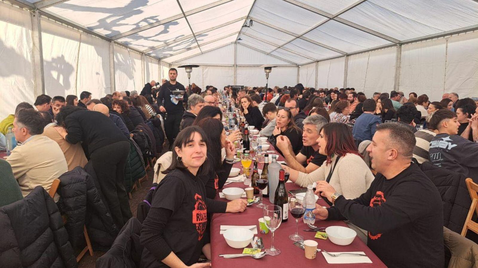 Algunos de los comensales, en la carpa de degustación.