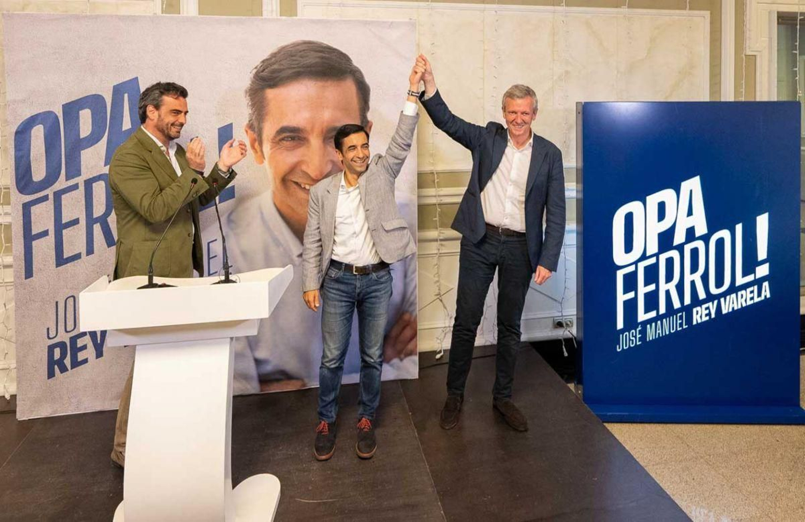 Diego Calvo y Alfonso Rueda, con el alcalde de Ferrol, Rey Varela, tras su última mayoría.
