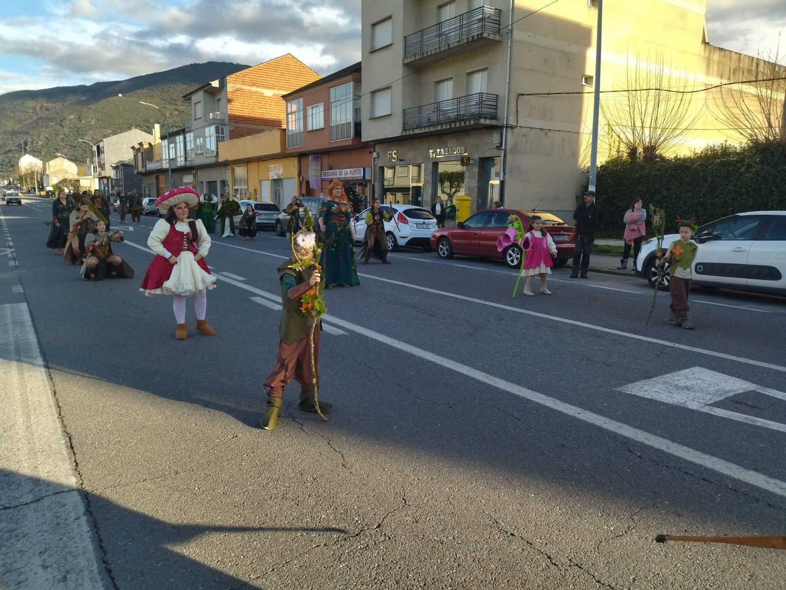 A Rúa / Música, paparota y mucho colorido en Valdeorras.