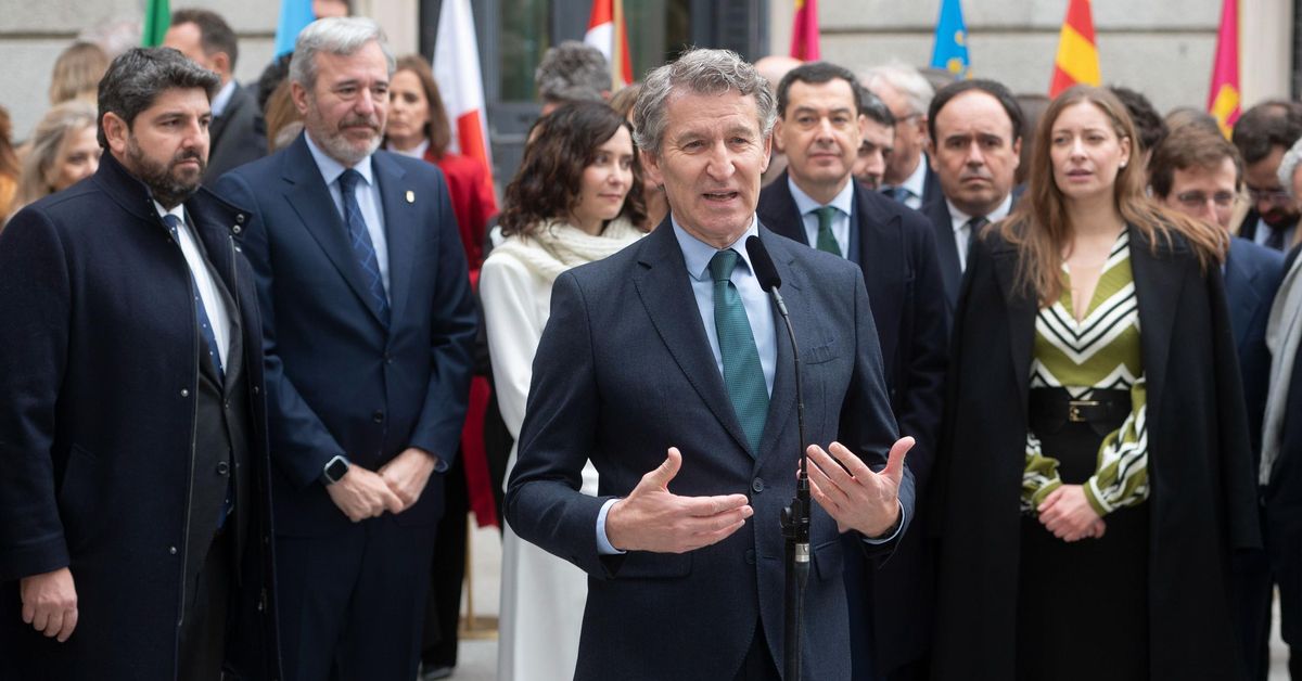 Feijóo acusa a Sánchez de ser el que "más ha atacado" la Constitución