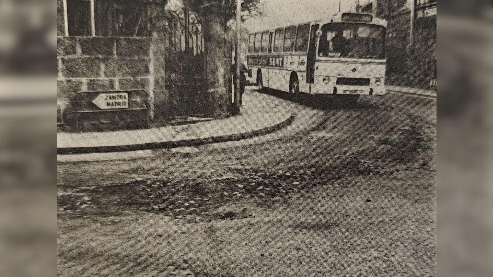 Lamentable estado de la calzada en el cruce de la Avenida de Portugal.