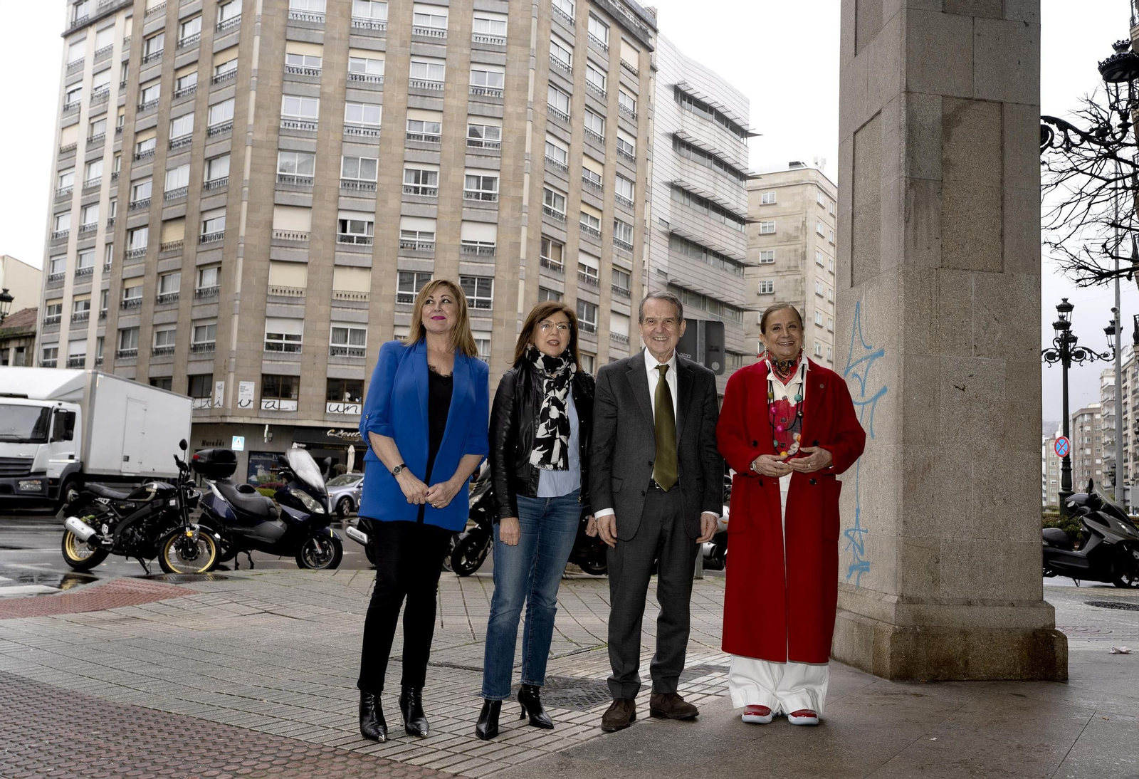 Abel Caballero ayer con Yolanda Aguiar, María José Caride y Carmela Silva.