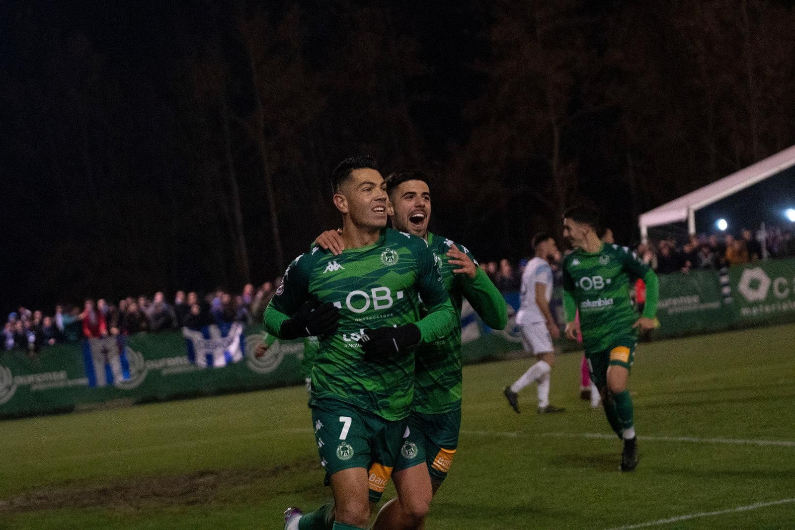 Los jugadores del Arenteiro celebran el gol.