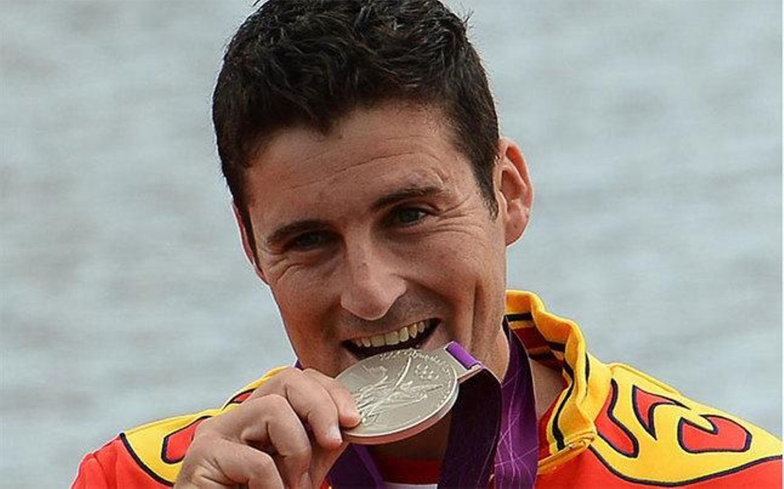 David Cal, con una de sus medallas olímpicas.