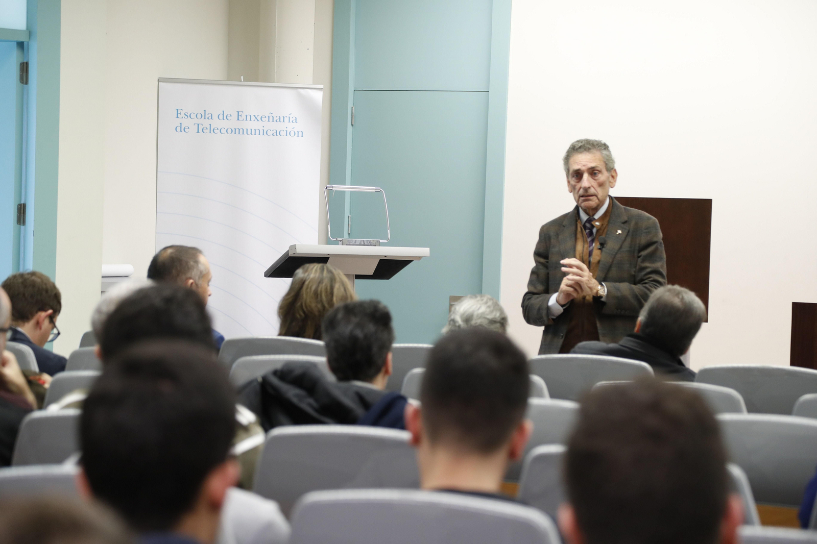 El presidente y máximo accionista del Celta, Carlos Mouriño, ayer en la Facultad de Telecomunicaciones.