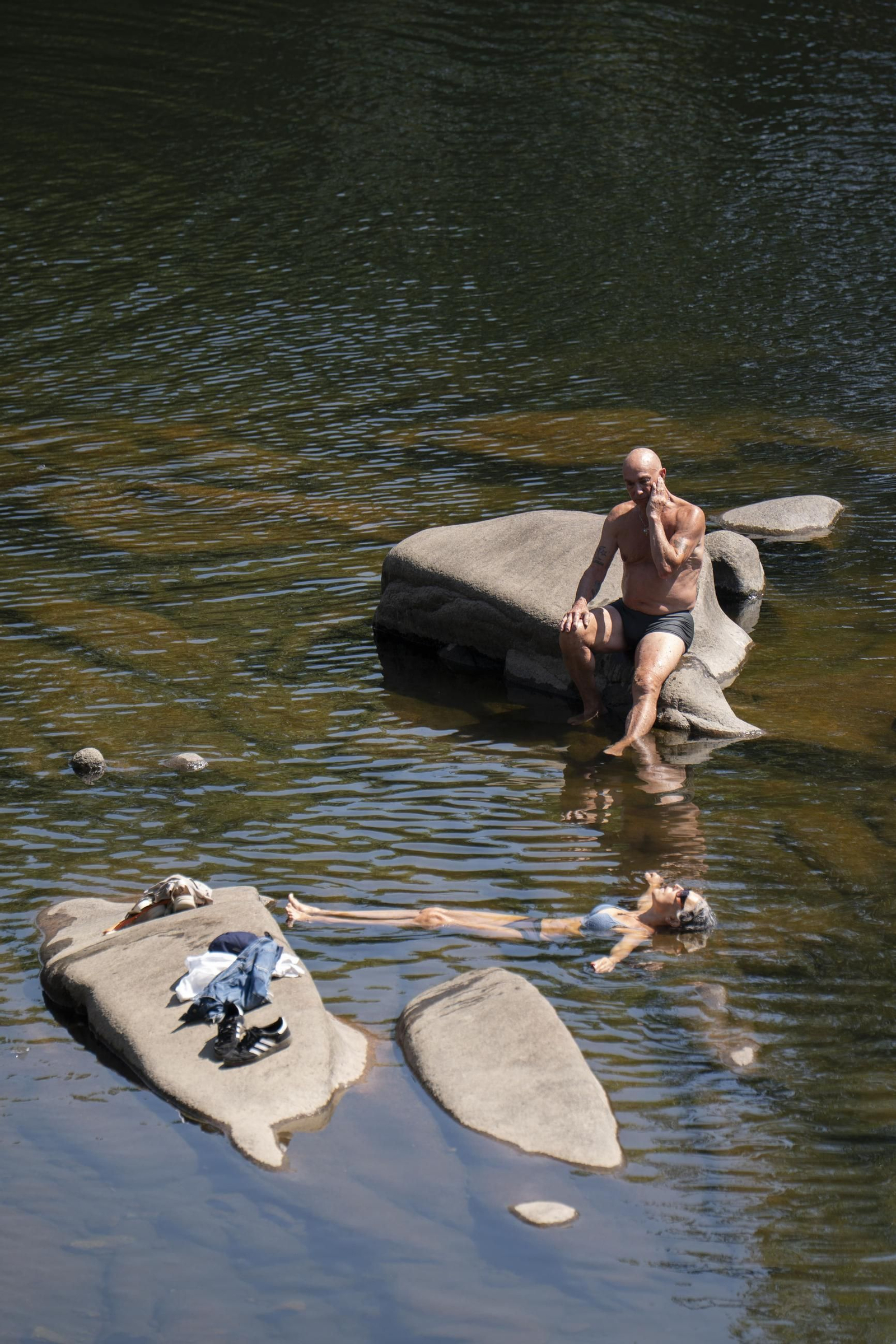 Galería | Viajeros, peregrinos y ourensanos viven una jornada de intenso calor en Ourense, en fotos