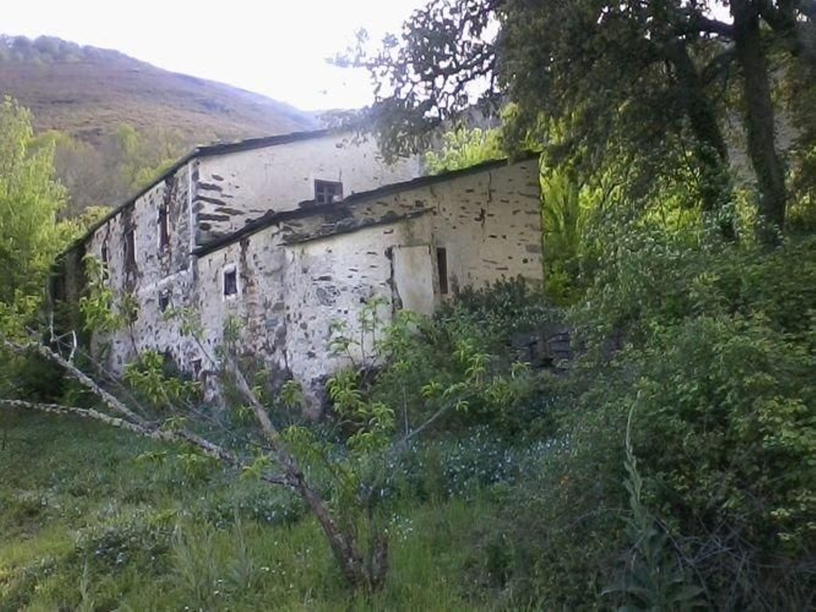 Las construcciones del balneario del Mondón (O Bolo) están en un estado ruinoso.