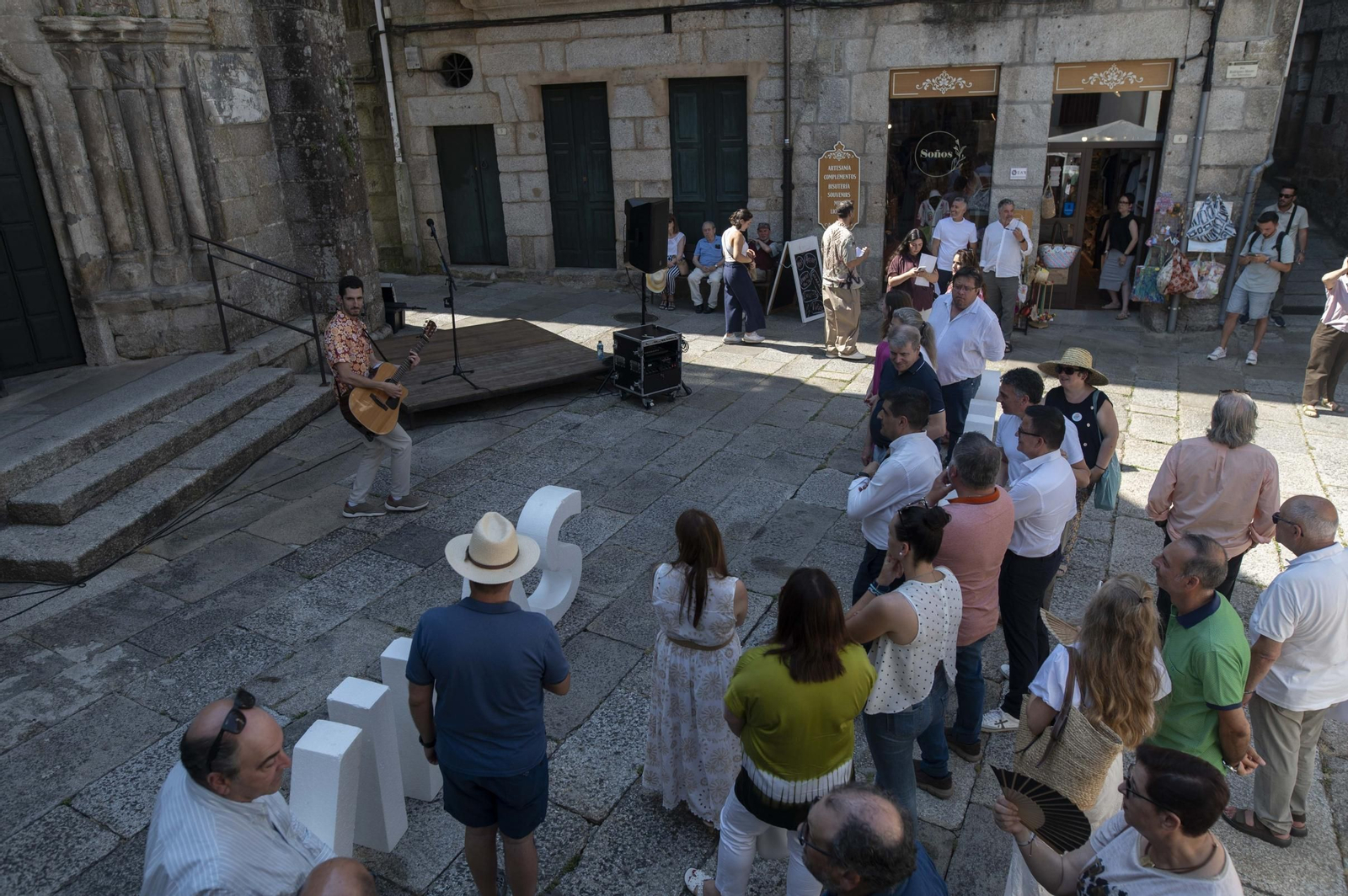 El músico Miguel Cerqueira ofreció a la guitarra un animado concierto en la plaza de San Xoán.
