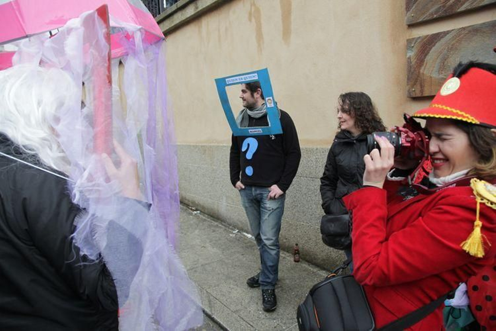 Laza recibe a los peliqueiros con bica y licor café