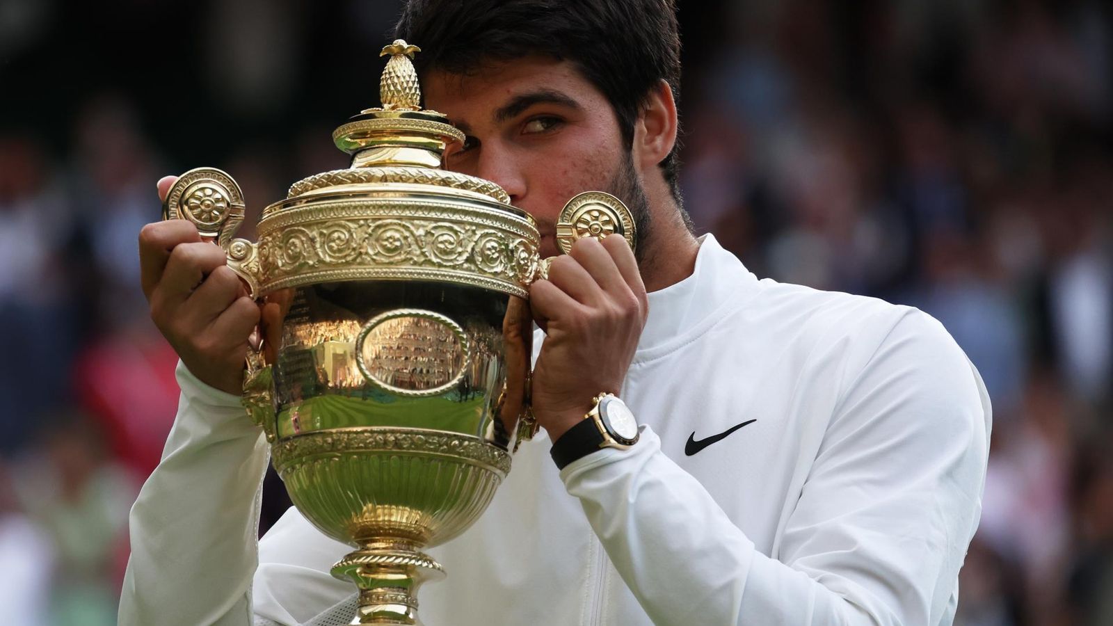Carlos Alcaraz besa el torfeo de Wimbledon.