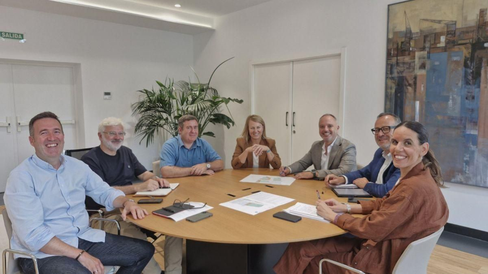 La alcaldesa y el delegado, con los asistentes a la reunión para avanzar el proyecto del Centro de Negocios.