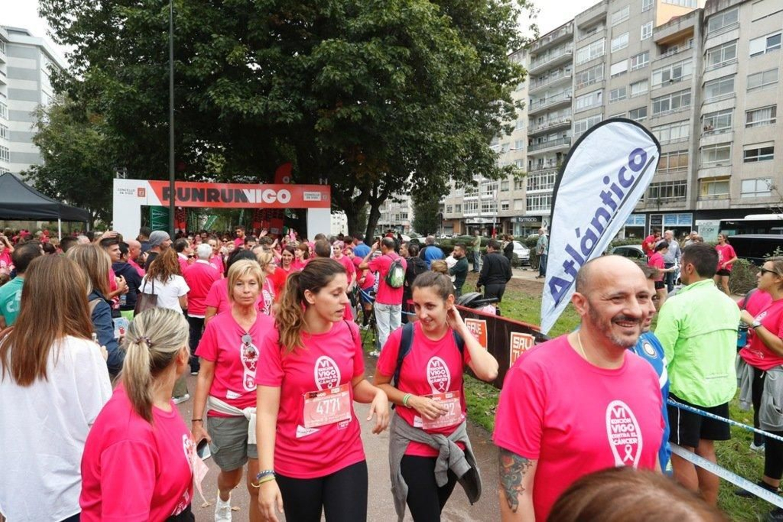 El color rosa abarrotó la Avenida de Castelao - JV Landín 159
