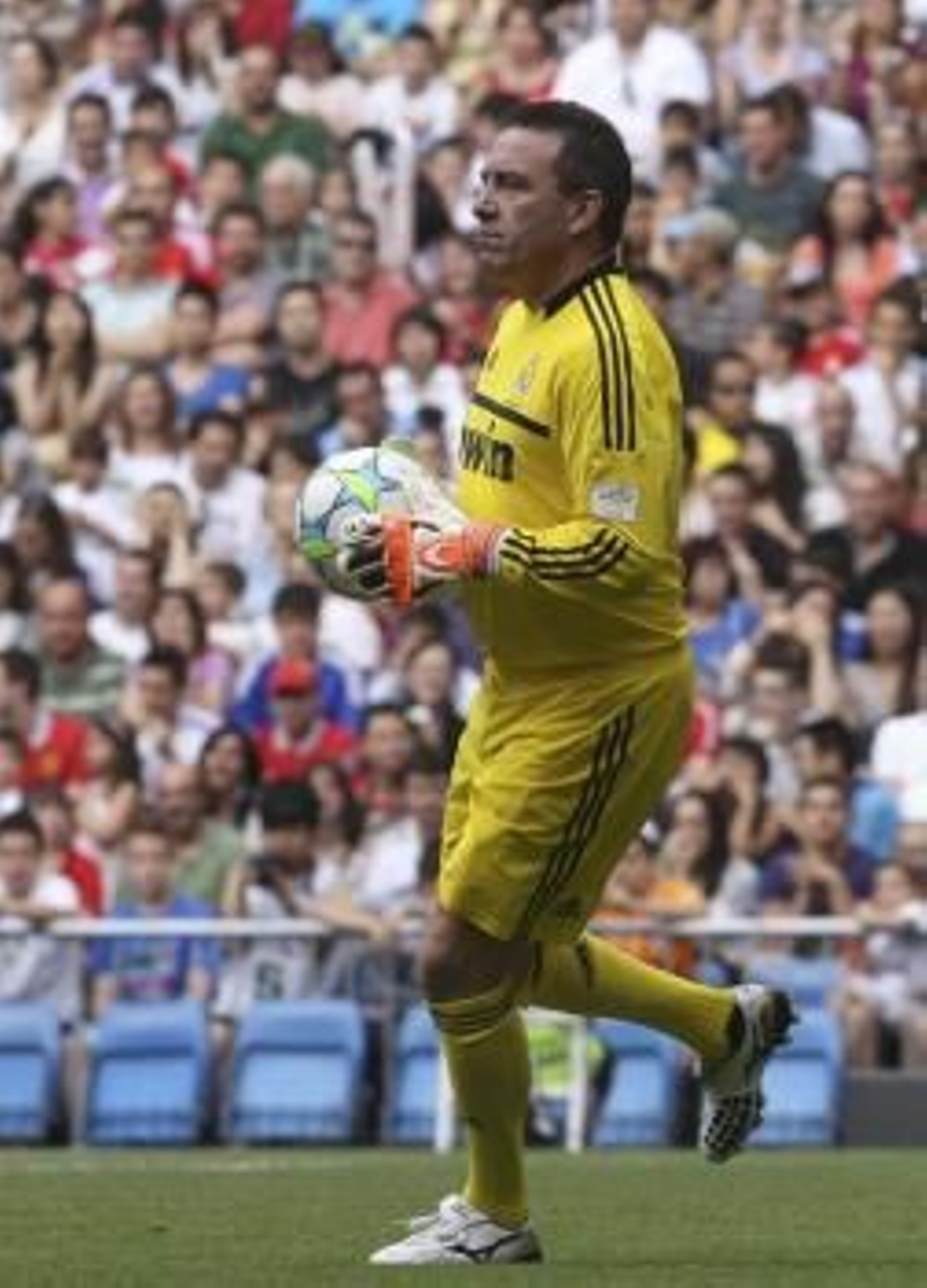 El portero del Real Madrid Paco Buyo durante el partido 'Corazón Classic Match 2012, África en el alma', encuentro solidario que disputan jugadores veteranos del conjunto blanco y del Manchester United en el estadio Santiago Bernabéu. Foto: EFE/Víctor Ler