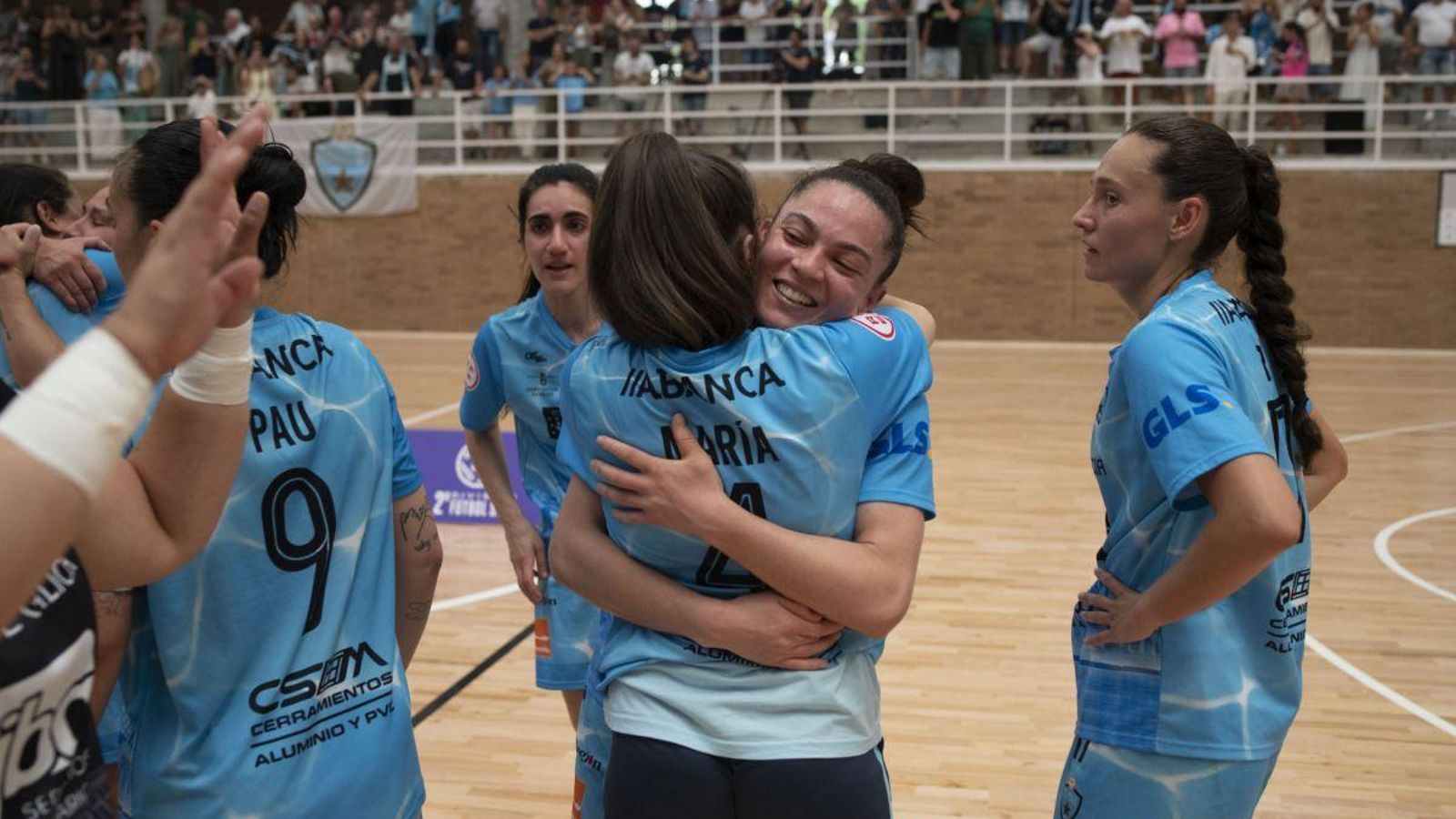 Las jugadoras del Estrela celebran el ascenso en el Marta Míguez.