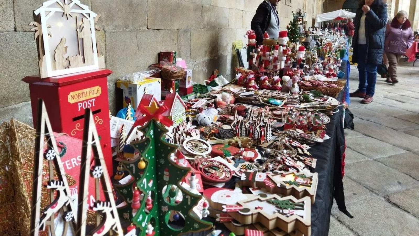 La Navidad se coló ayer en el Claustro Barroco celanovés.