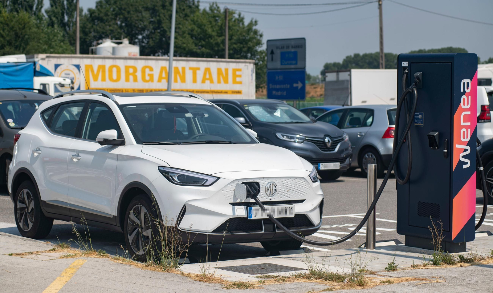 Un coche eléctrico recarga en Xinzo de Limia