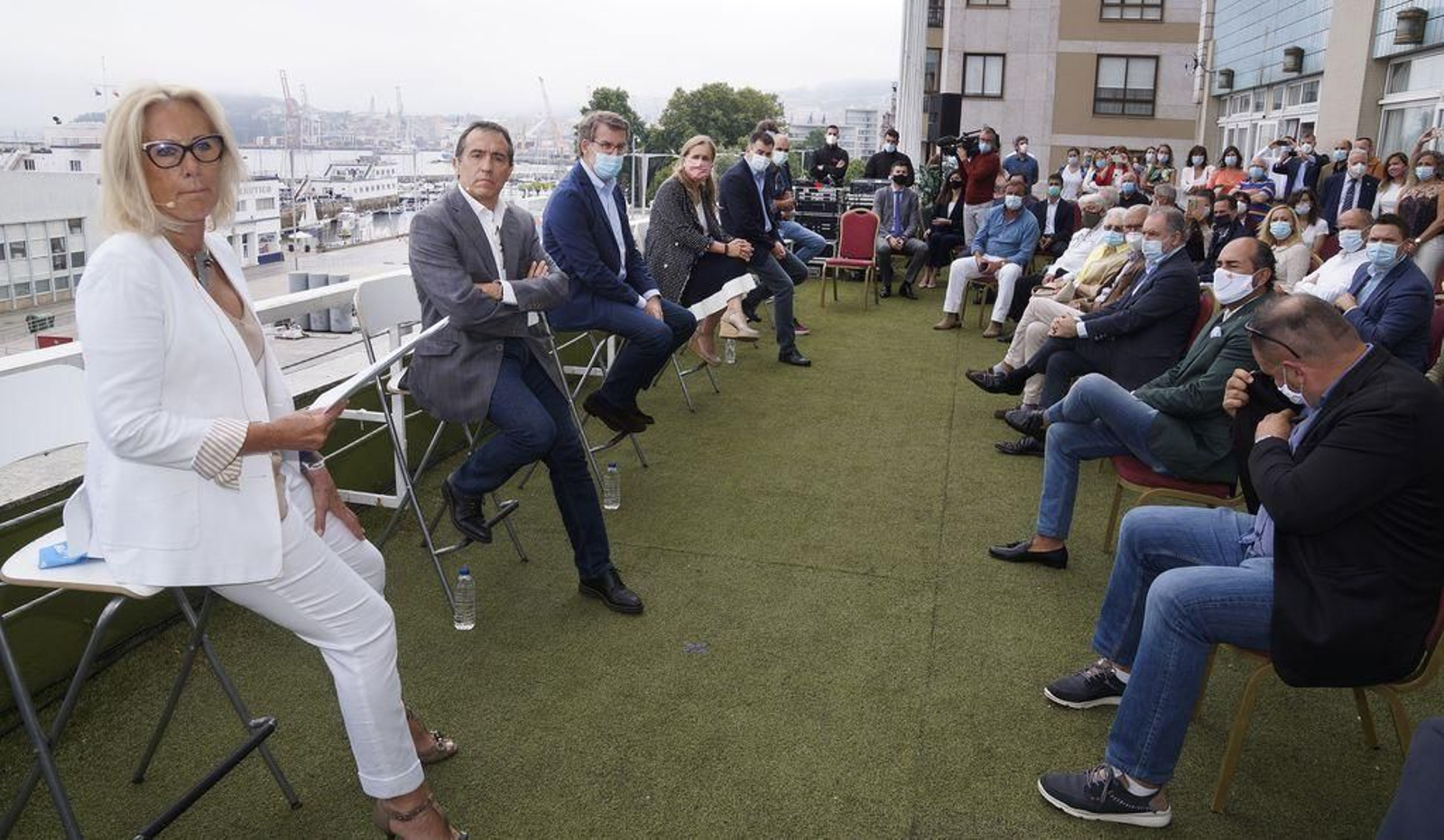 Un momento del acto sectorial con representantes del sector del turismo, ayer en la terraza del hotel Bahía.