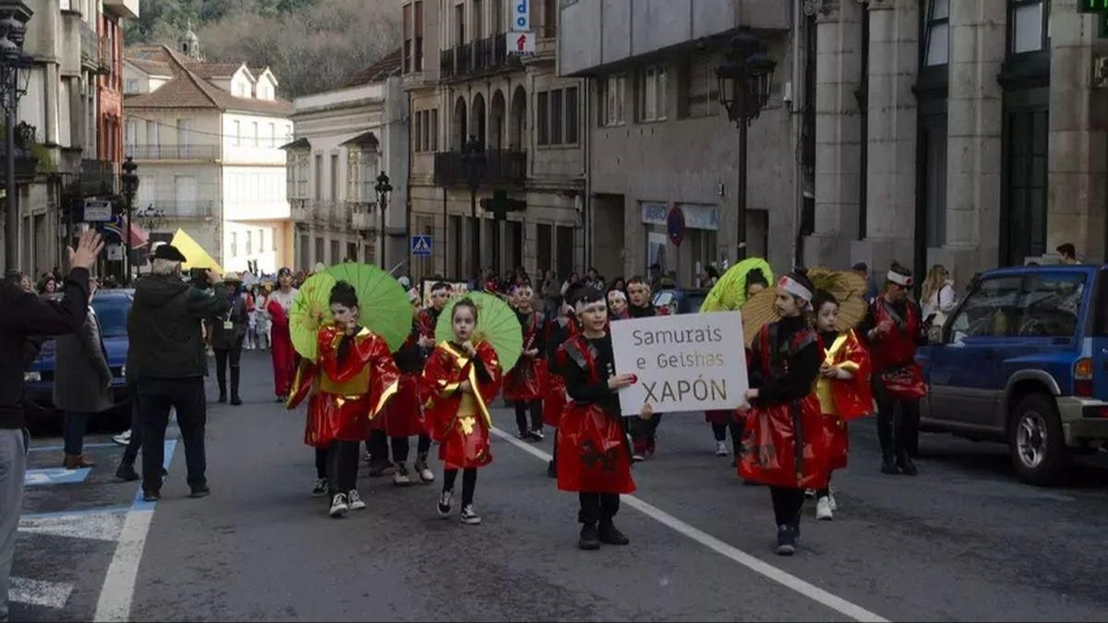 Niños ribadavienses en el desfile escolar del pasado año.