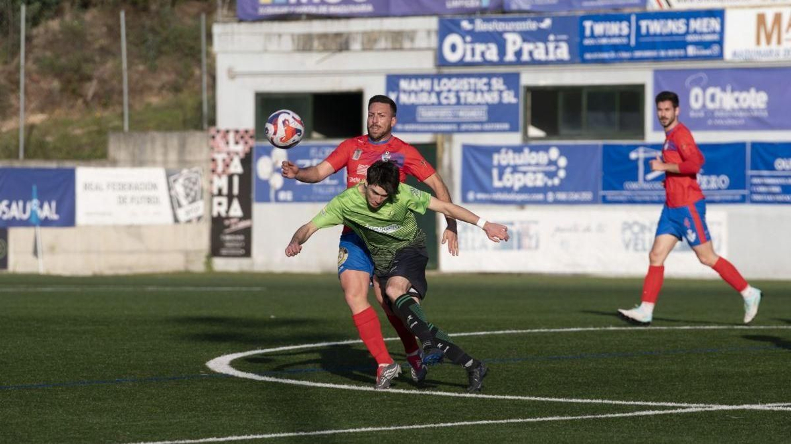 El delantero Javier Suances intenta irse con el balón ante la presión de Santás, del Francelos.
