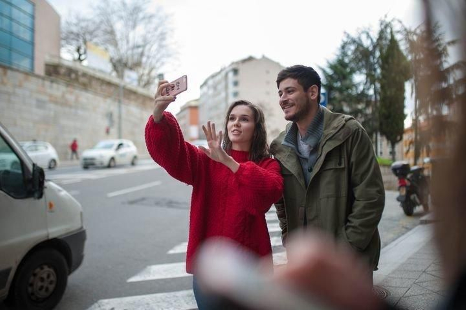 Una seguidora graba un vídeo con Cepeda para sus amigas.