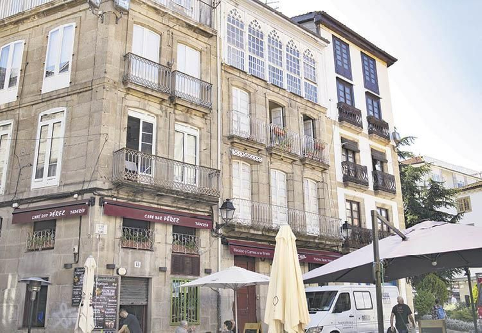 Edificio hotelero en venta frente a la catedral. (FOTO: XESÚS FARIÑAS)