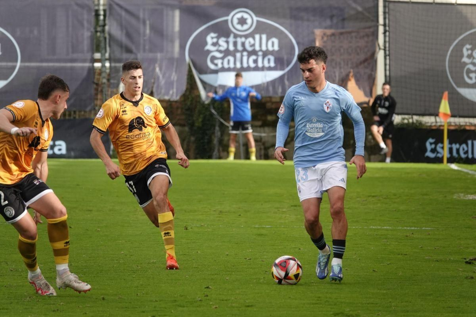 Hugo Álvarez, que ayer jugó como atacante, inauguró el marcador a los nueve minutos con un derechazo.