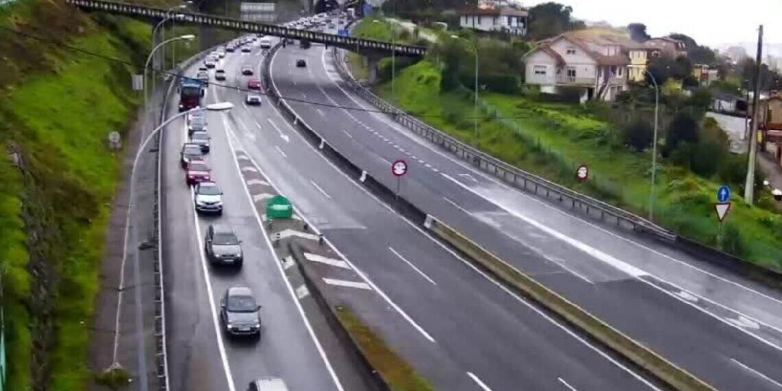 Largas colas en la AP-9. // DGT