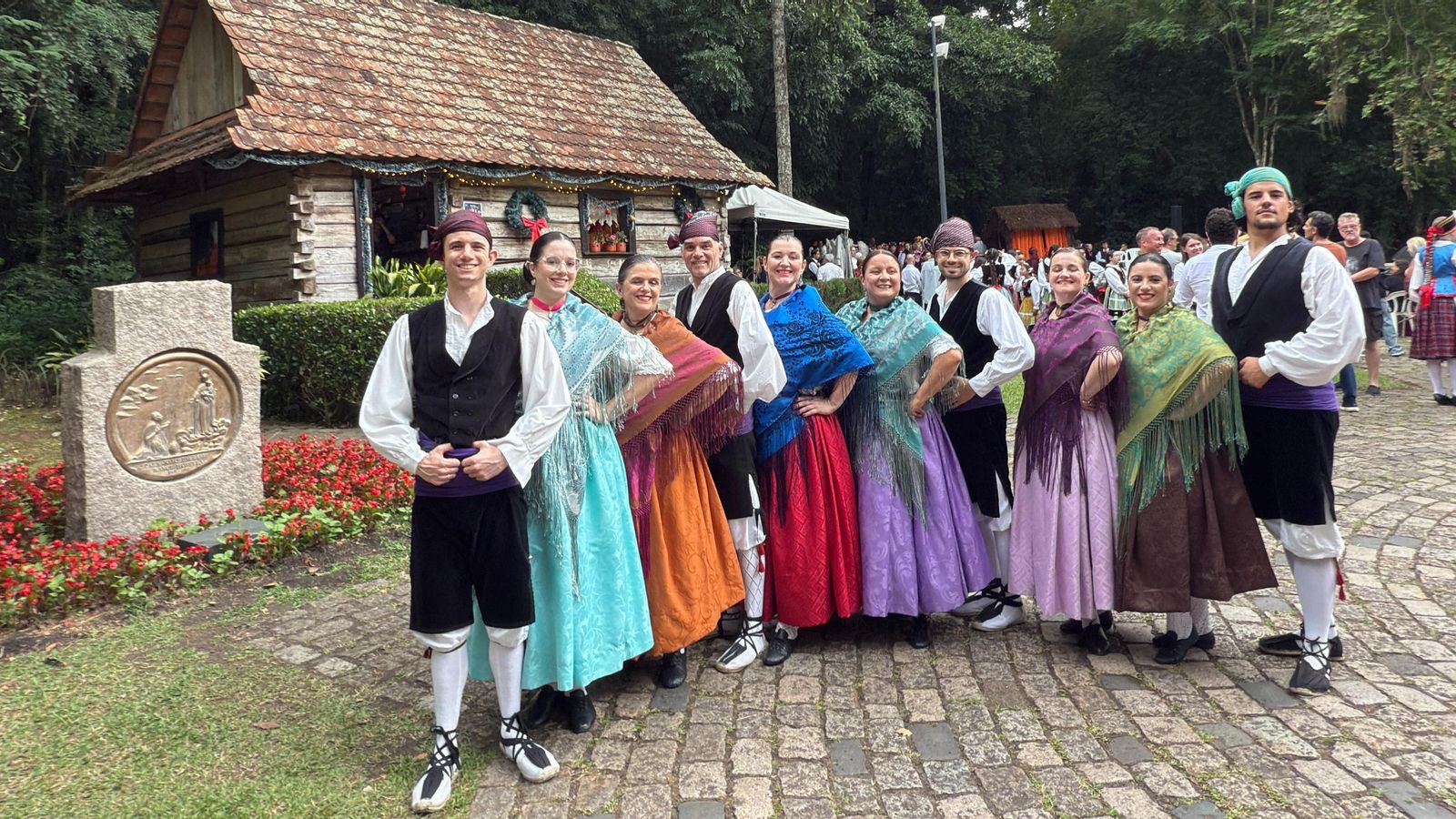 Miembros del grupo juvenil durante su participación en la Navidad de Curitiba