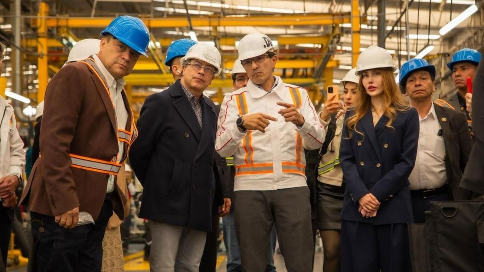 Gustavo Petro (segundo por la izquierda) durante una visita a una industria siderúrgica