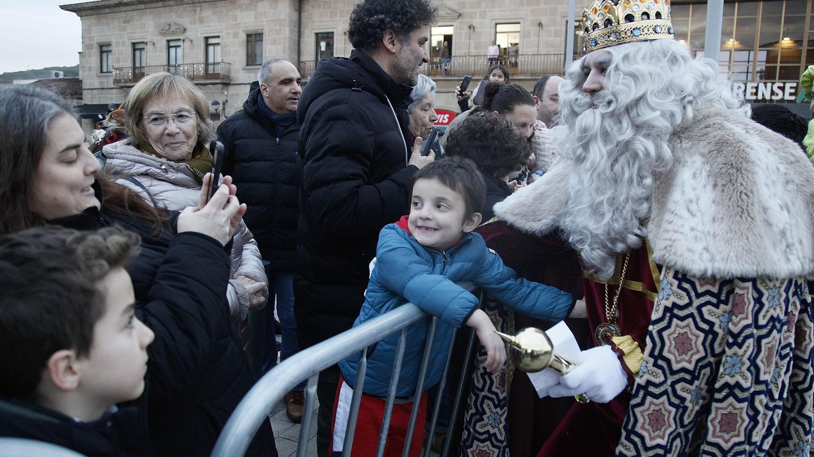 Los niños querían una foto con los Reyes Magos.