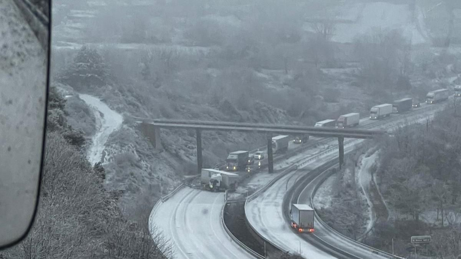 Grandes retenciones debido a la salida de vía de un camión de lona en A Gudiña.