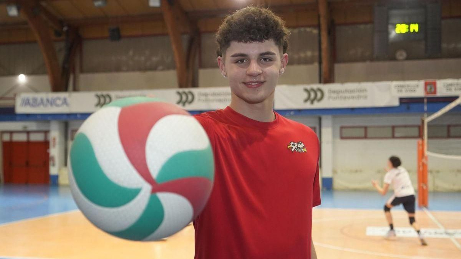 La joya del conjunto vigués sonríe mientras muestra un balón en el entrenamiento de ayer en el pabellón de Coia.