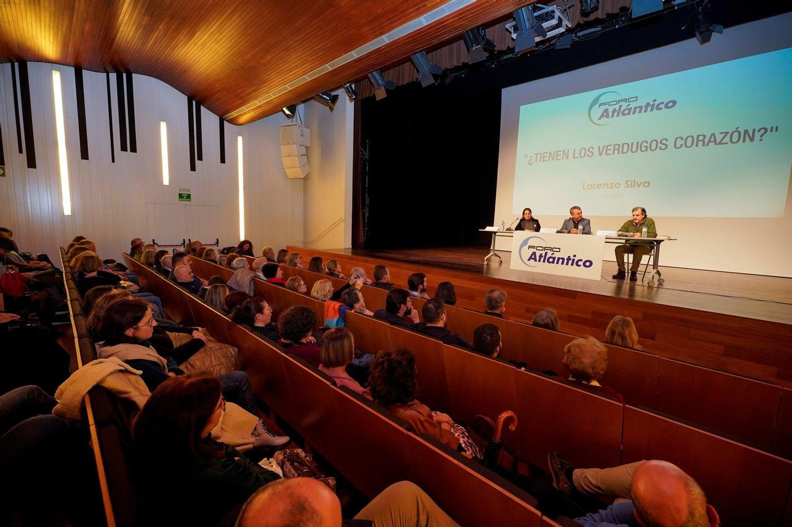 Asistentes a la ponencia de Lorenzo Silva en el Foro Atlántico.