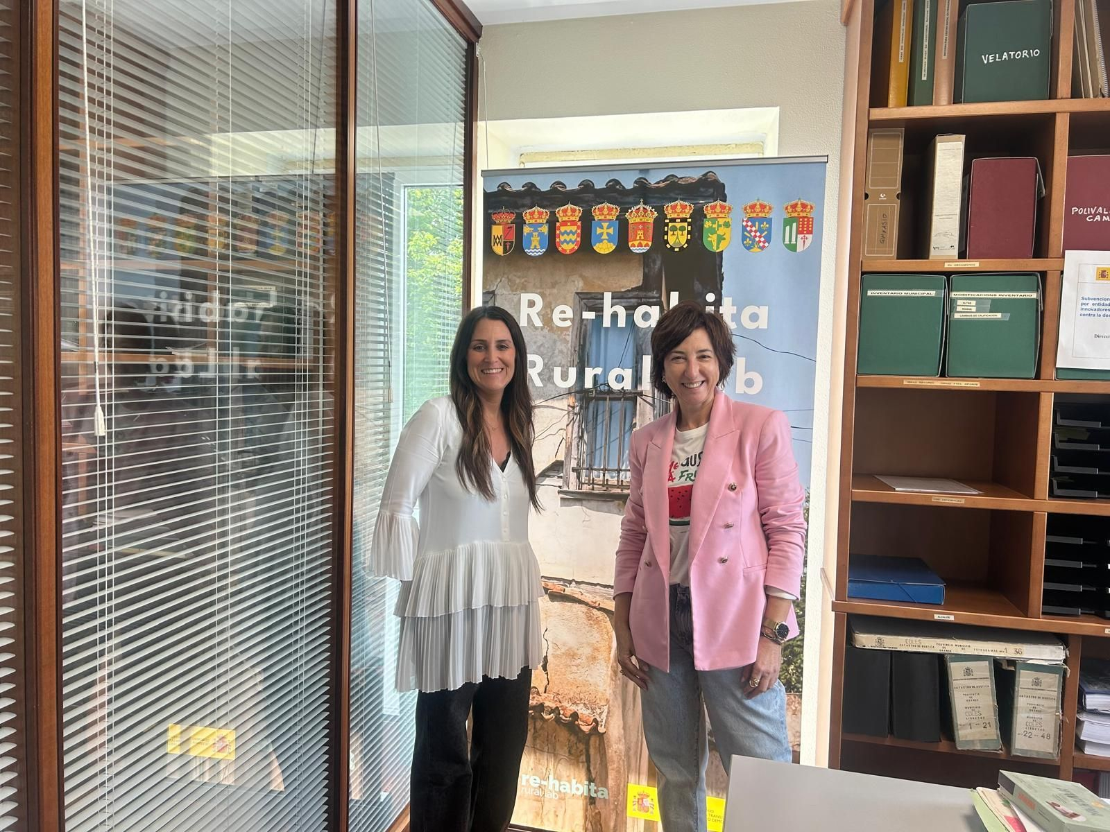 Noelia Couce arquitecta de Eibisa Norte y la acladesa Susana Rodríguez en la sede del Concello de Coles.