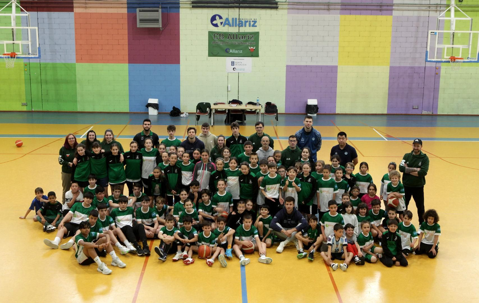 Foto en familia de los jugadores del CB Allariz y el COB