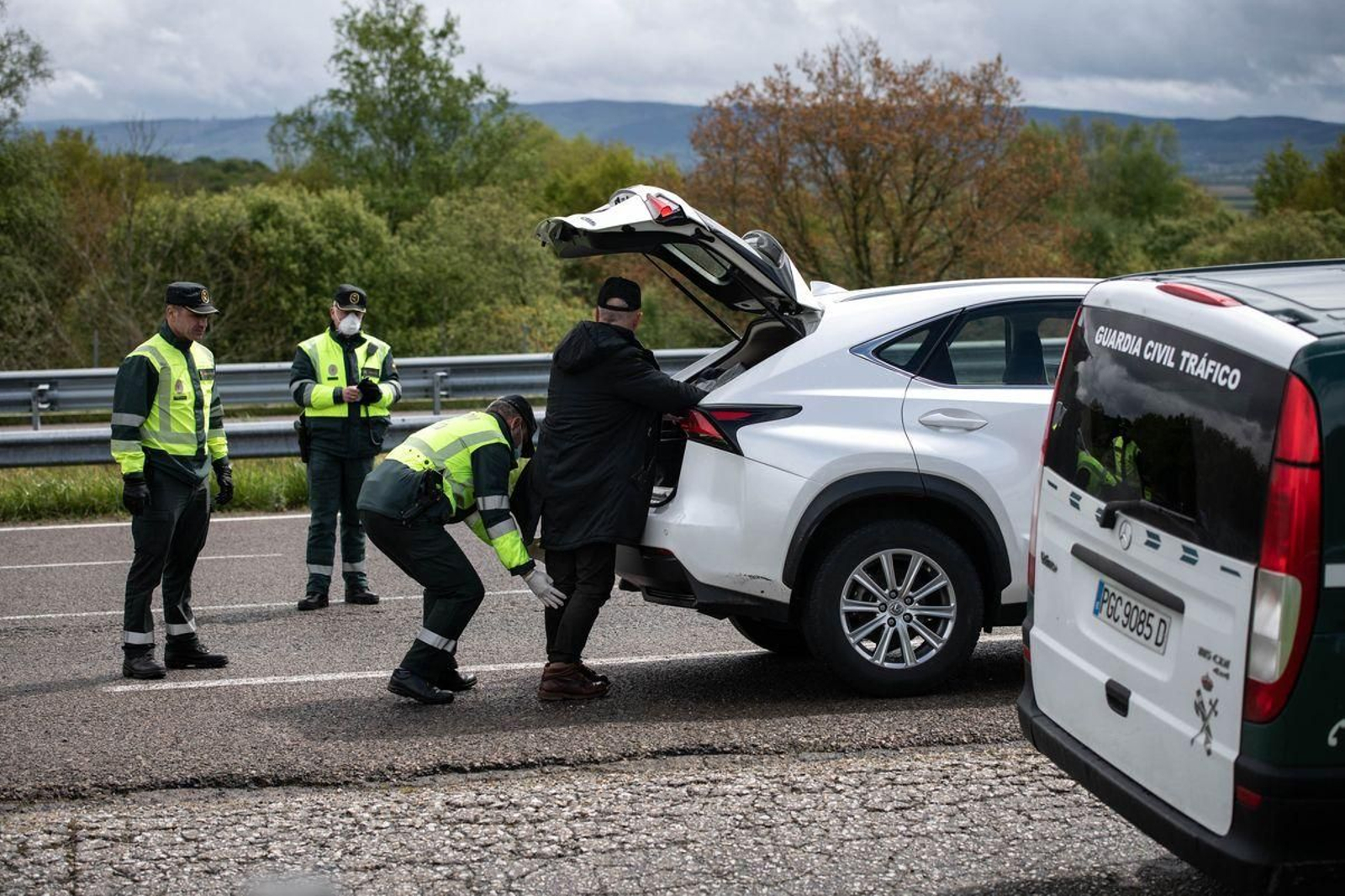 XUNQUEIRA DE AMBÍA (AUTOVÍA A-52 KM. 203). 17/04/2020. OURENSE. Control de la DGT Guardia Civil en la autovía A-52 para prevenir viajes sin justificar, dentro del operativo de seguridad del estado de alarma por coronavirus. FOTO: ÓSCAR PINAL

Un conductor es cacheado por agentes de la DGT. Viajaba sin justificación para hacerlo y acabó detenido por la Guardia Civil.