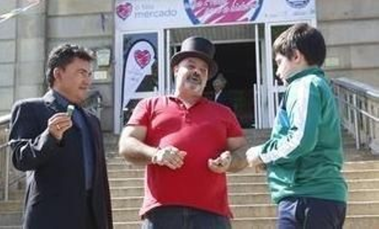 Deimi y Albert haciendo trucos con un niño como participante.