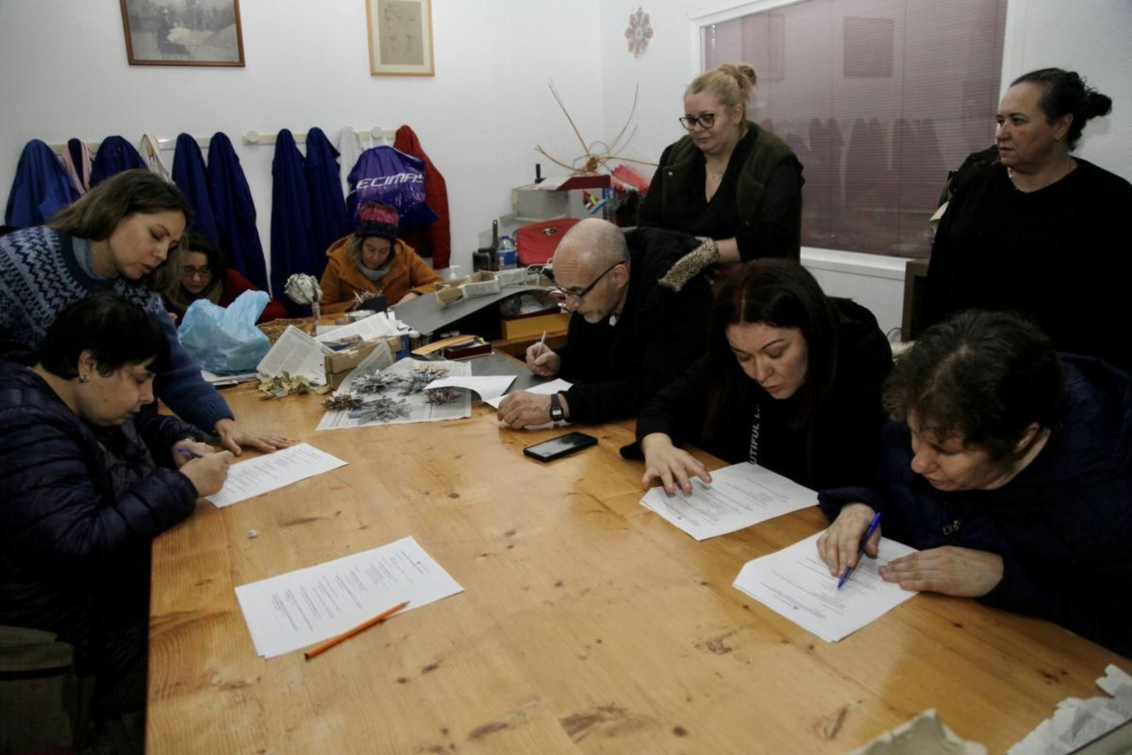 Sanitarios de Salubrízate y usuarios de Morea, ayer, durante el taller sobre tabaco y emociones.