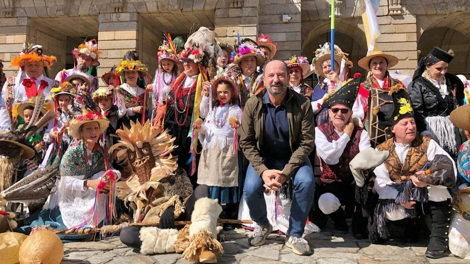 Más de 400 representantes de los Entroidos gallegos desfilan por Santiago para promover la desestacionalización.