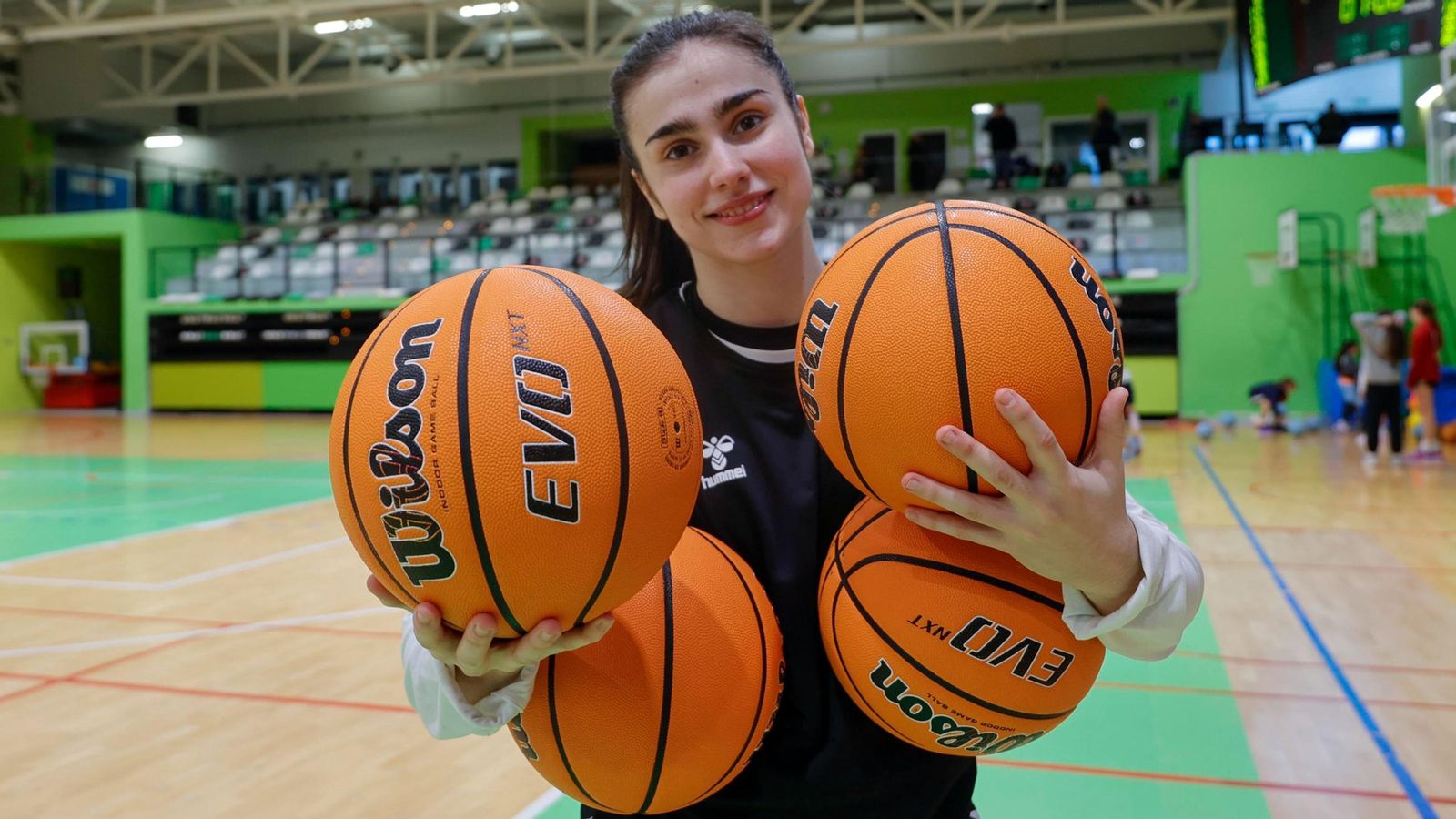 Deva disfruta robando balones.