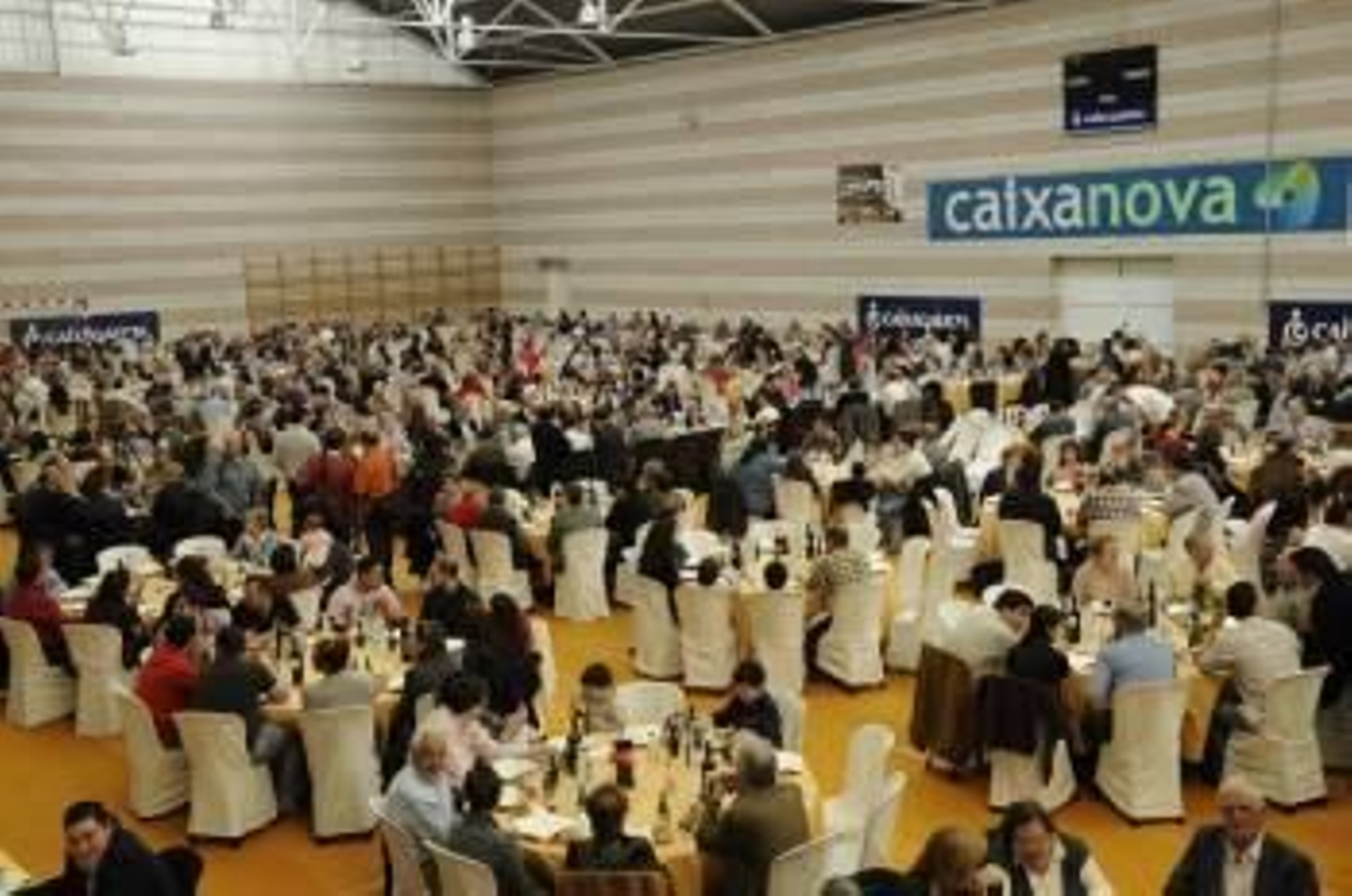 El pabellón de deportes de Beariz, abarrotado de comensales. (Foto: MARTIÑO PINAL)