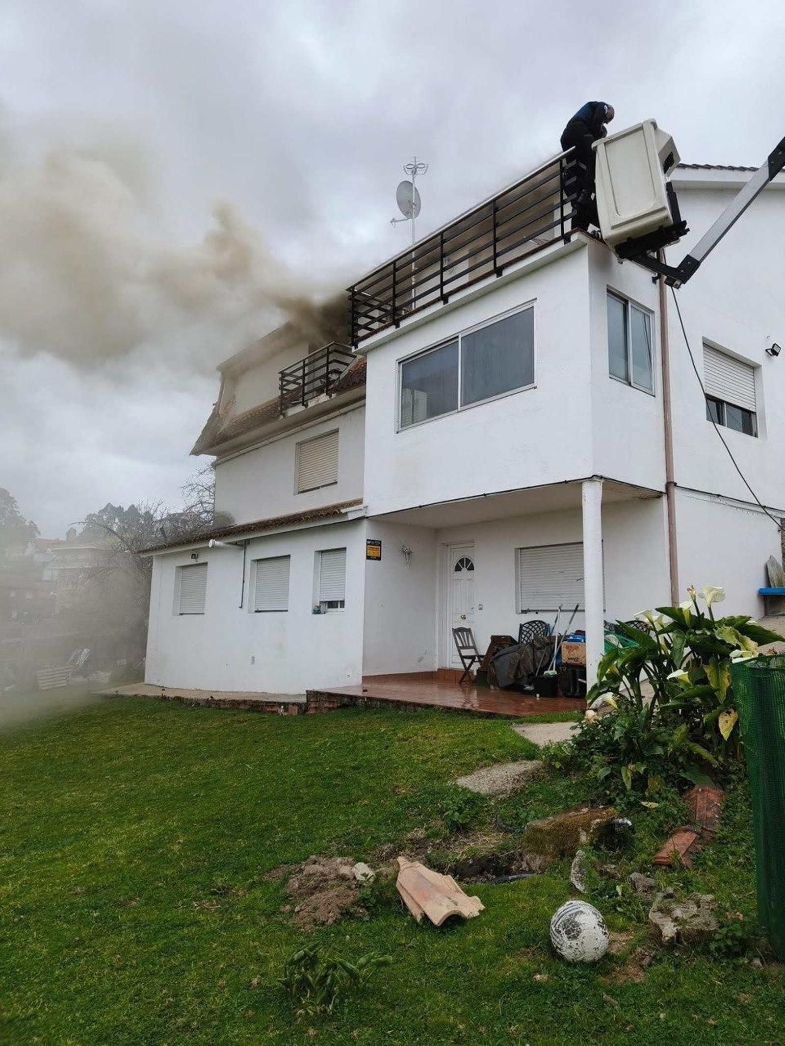 Momento del rescate de los moradores en la calle Saá de Beade