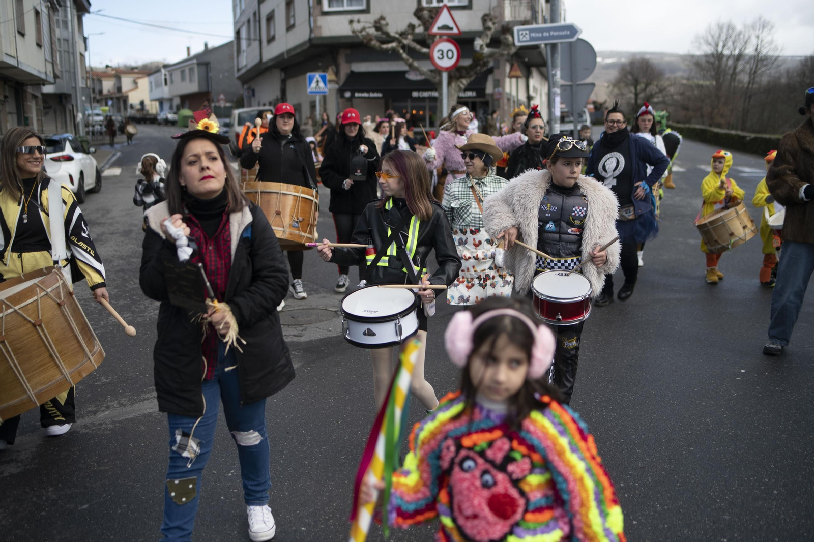 Galería | Viana do Bolo da inicio a su Entroido con el folión femenino
