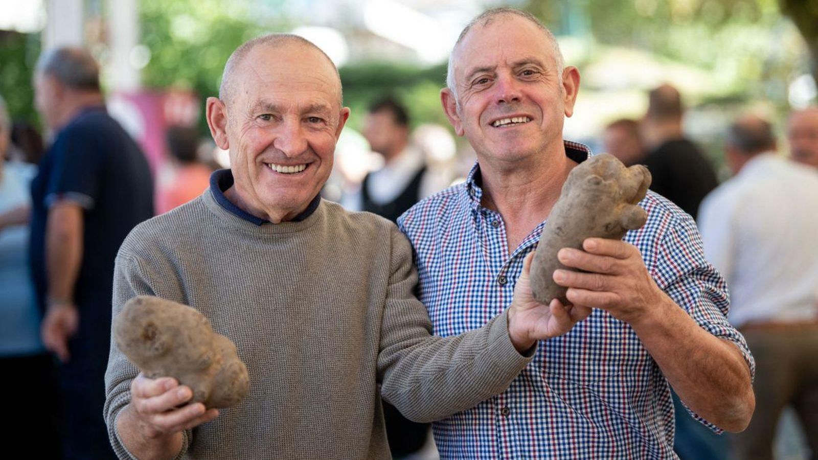 Dos vecinos de Vilar de Barrio, emocionados por el tamaño de las patatas.