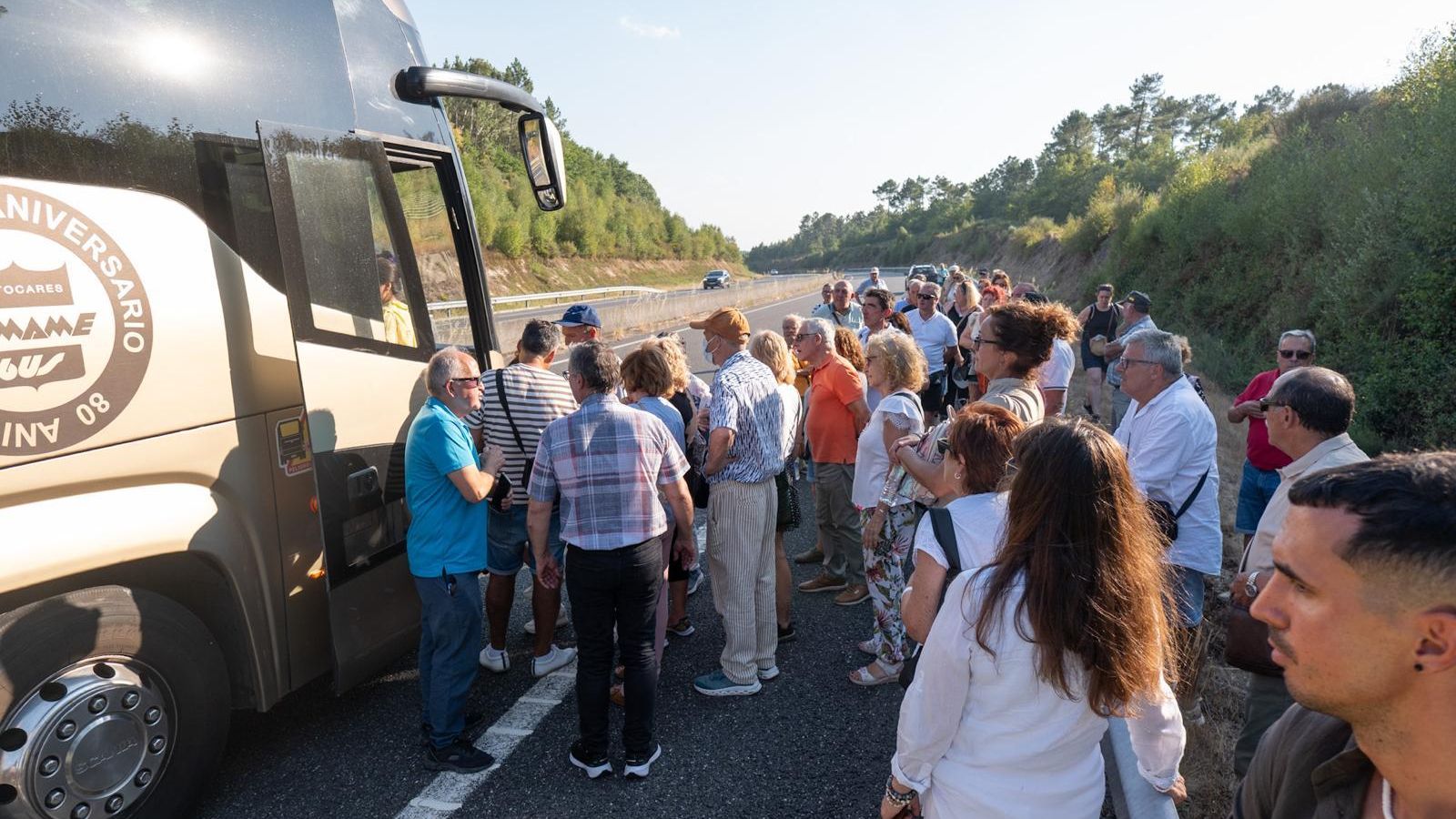 Pasajeros esperando a ser llevados en otro autobús