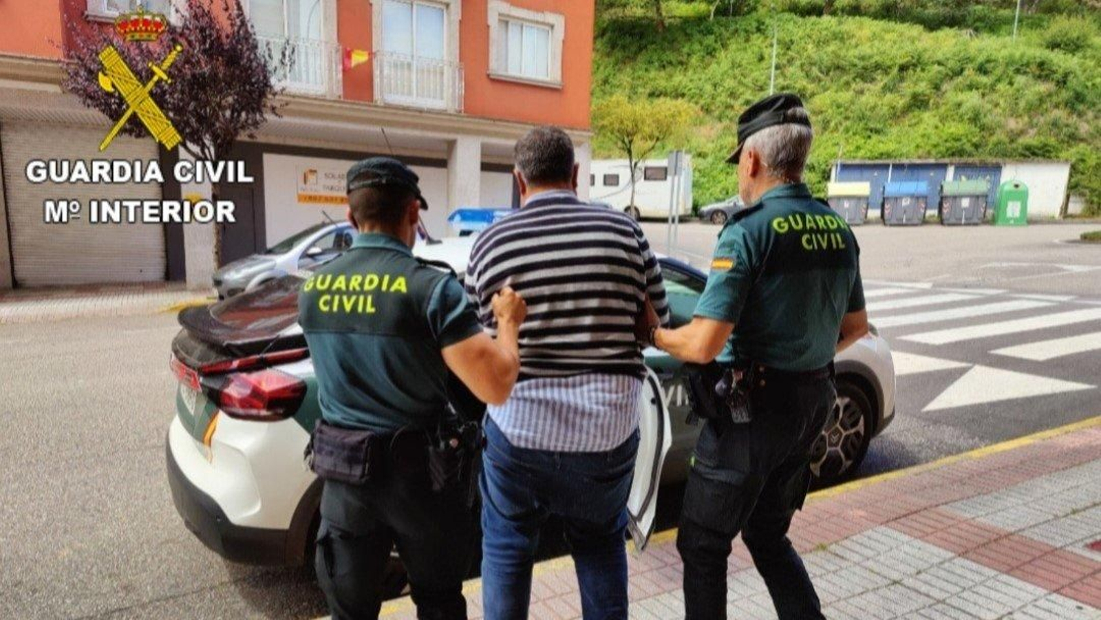 Momento en el que la Guardia Civil detiene al vecino de Moaña.