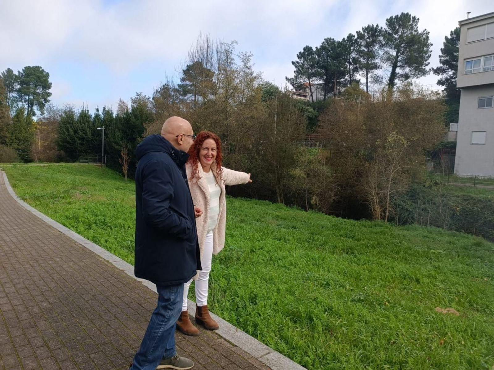 Xosé Carlos Valcárcel y Victoria Morenza en el entorno del regato dos Muíños