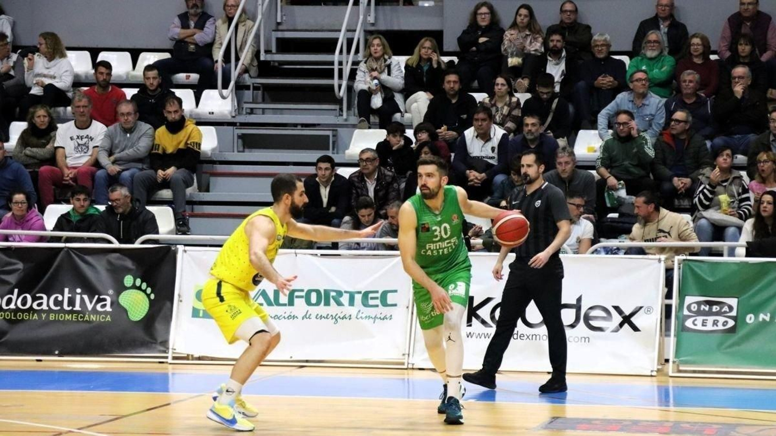 Javi López defiende a Franch en el partido (foto: Amics Castellón)