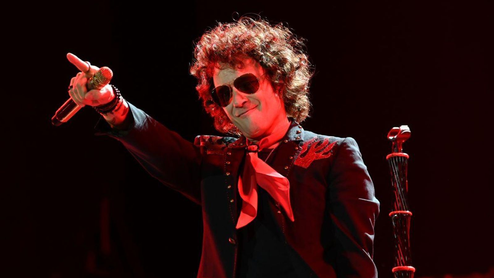 El cantante Enrique Bunbury durante un concierto en el estadio de la Romareda
