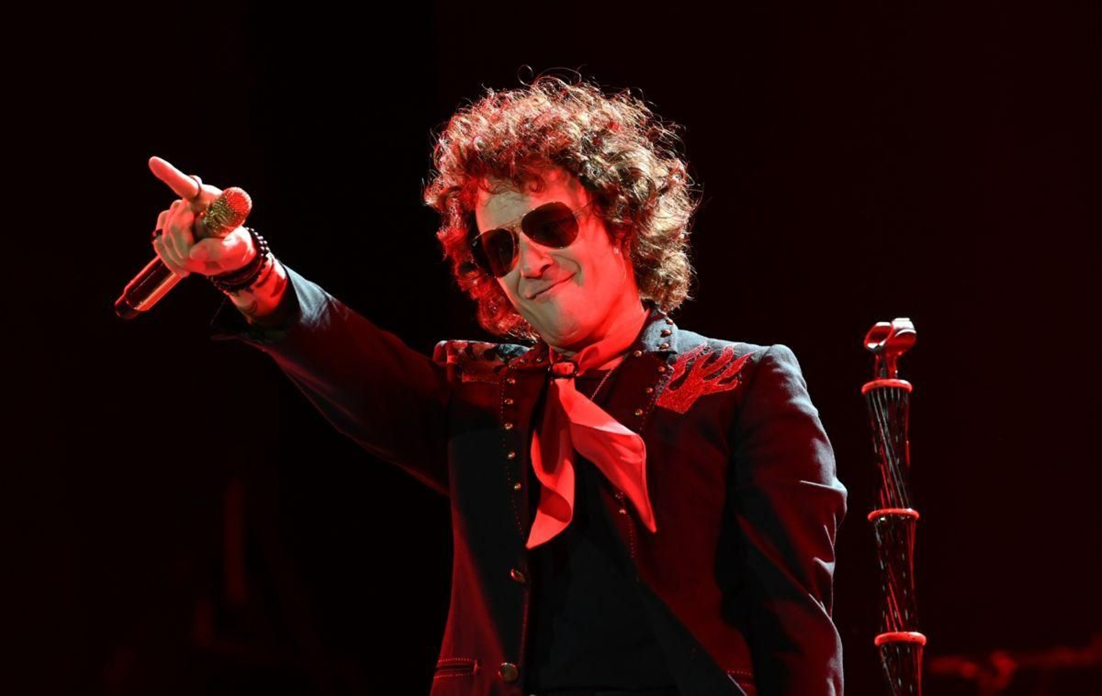 El cantante Enrique Bunbury durante un concierto en el estadio de la Romareda